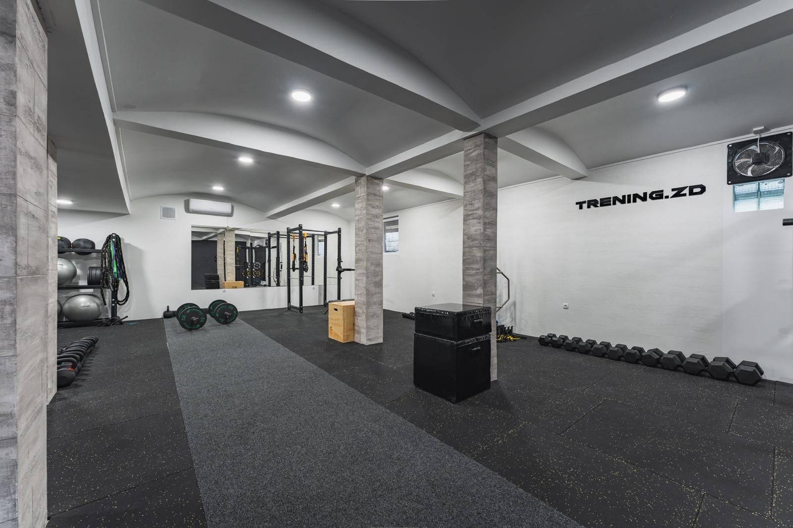 Sportašica se hidrira na stazi